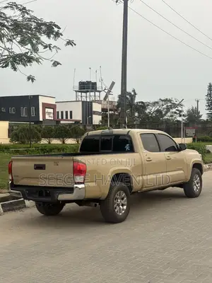 Toyota Tacoma 4dr Double Cab 2016 Gold