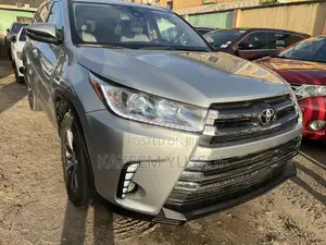 Toyota Highlander XLE 4x4 V6 (3.5L 6cyl 8A) 2017 Silver