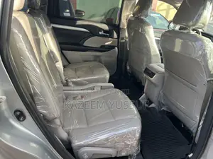 Toyota Highlander XLE 4x4 V6 (3.5L 6cyl 8A) 2017 Silver