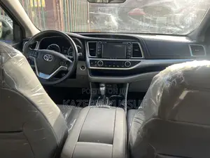 Toyota Highlander XLE 4x4 V6 (3.5L 6cyl 8A) 2017 Silver