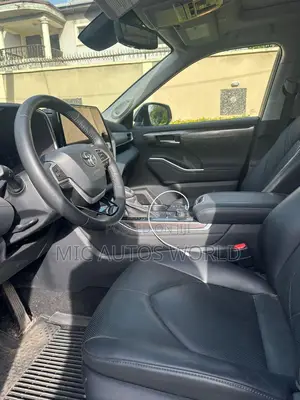 Toyota Highlander 2023 Silver