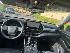 Toyota Highlander 2023 Silver