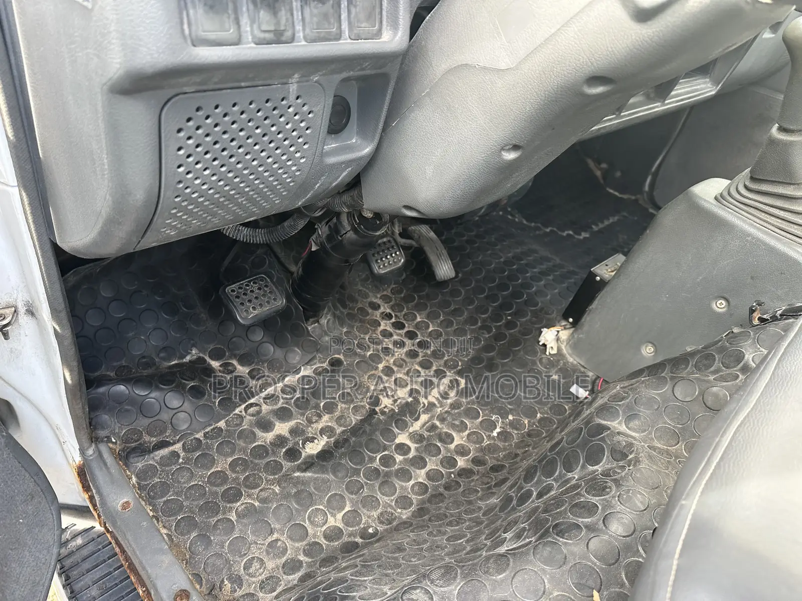 Mitsubishi L300 2005 White