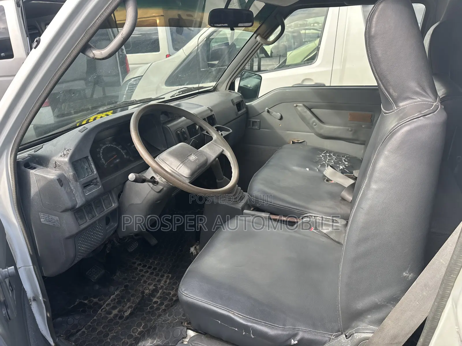 Mitsubishi L300 2005 White