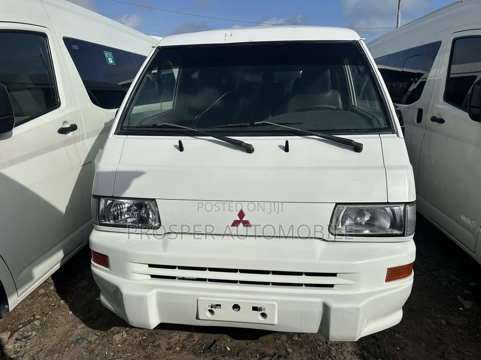 Mitsubishi L300 2005 White