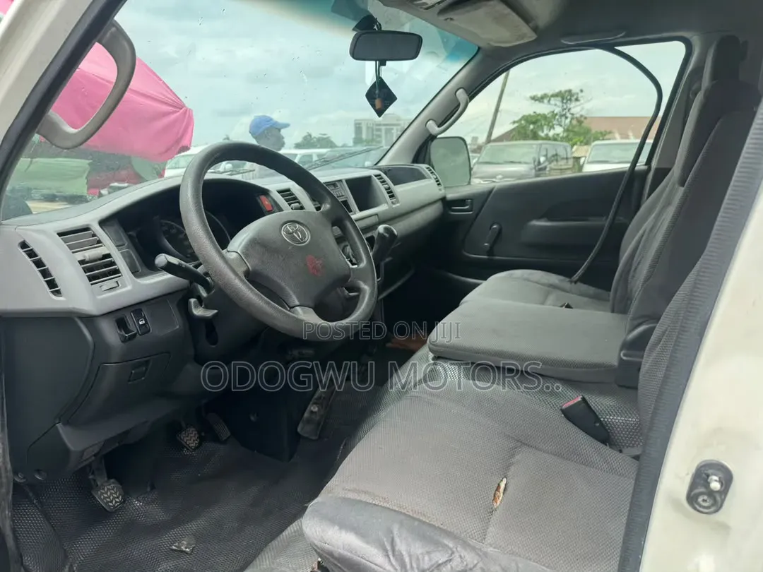 Toyota HiAce 2015 White