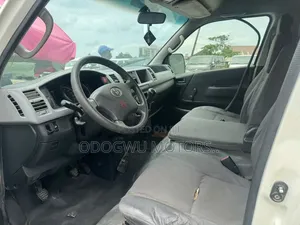 Toyota HiAce 2015 White