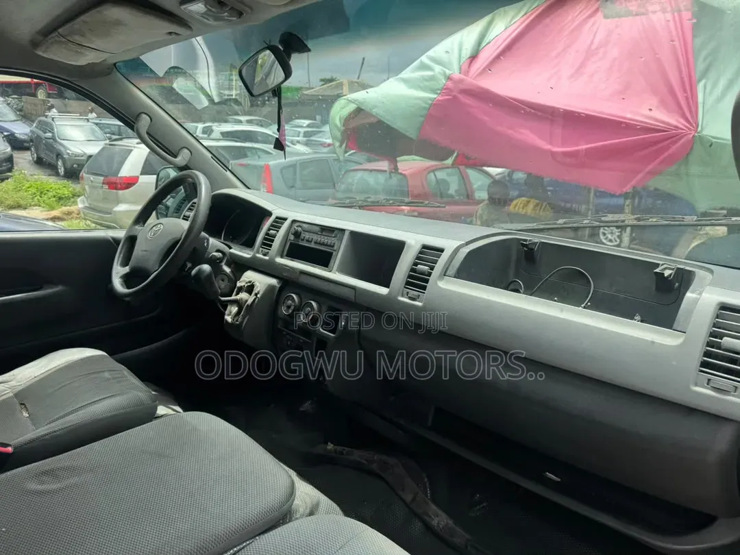 Toyota HiAce 2015 White