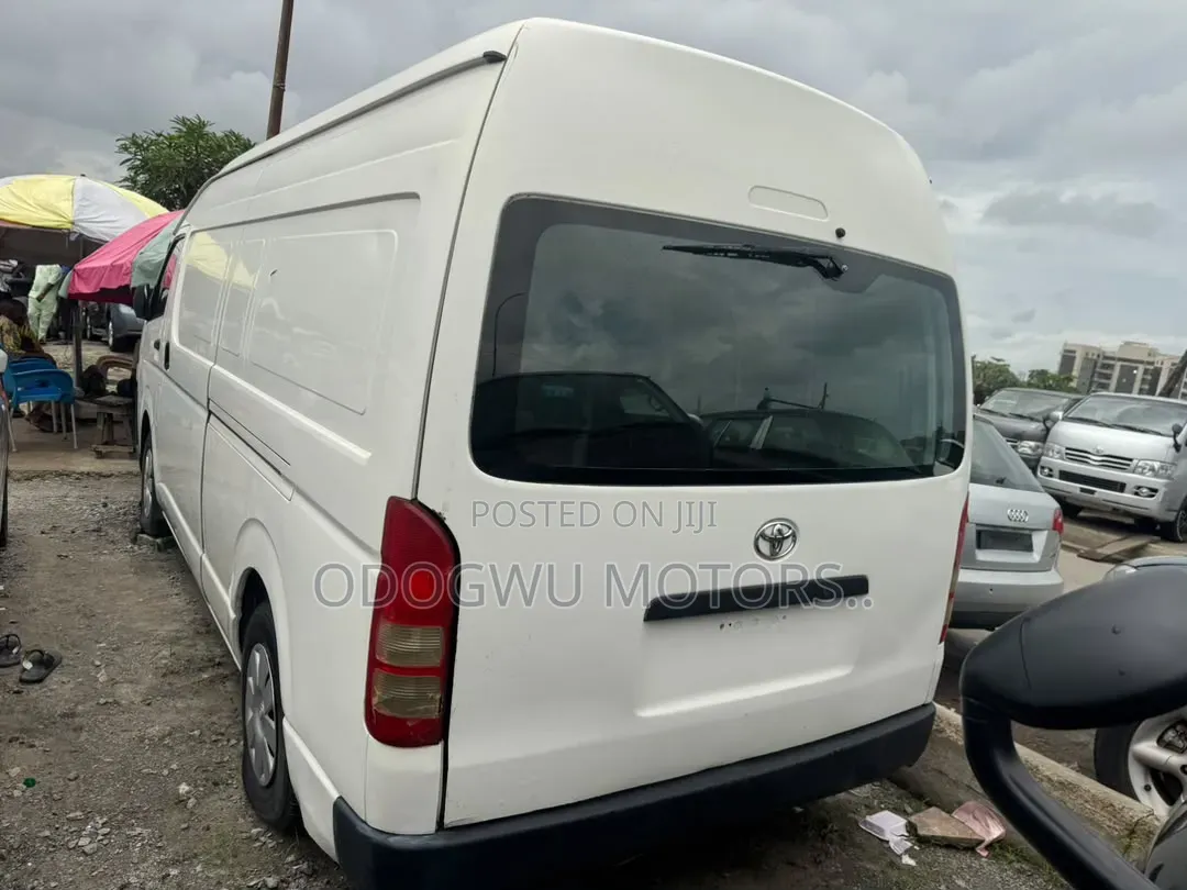 Toyota HiAce 2015 White