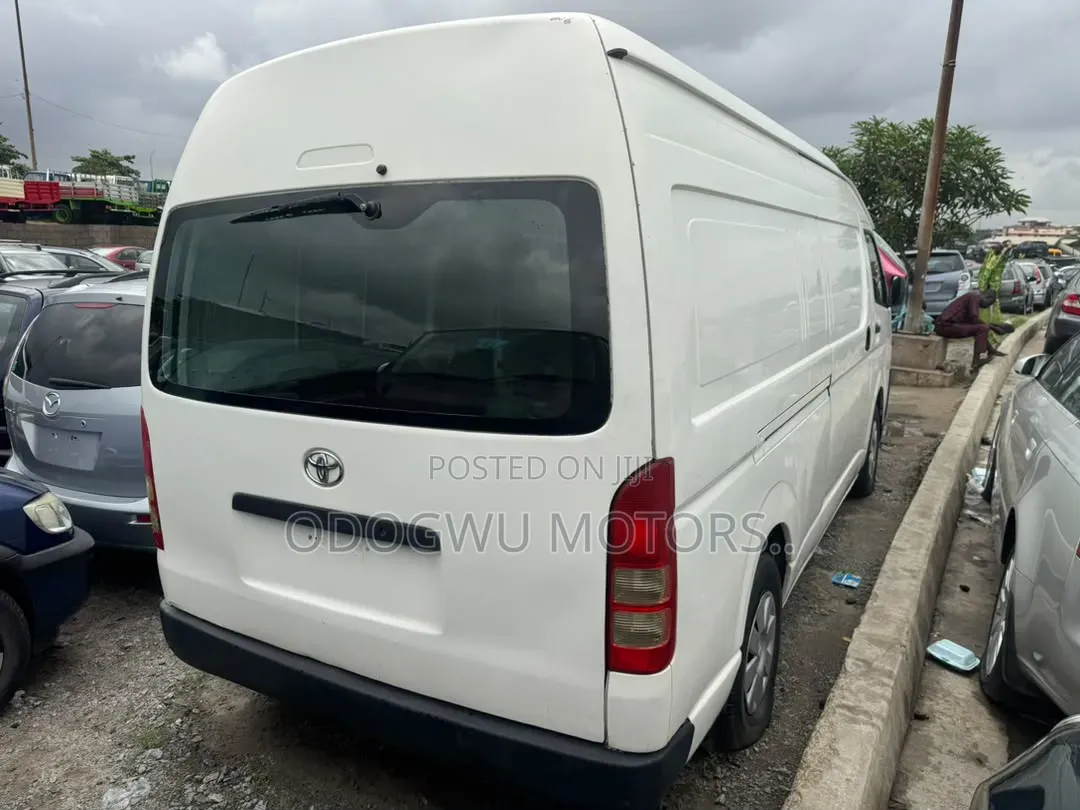 Toyota HiAce 2015 White
