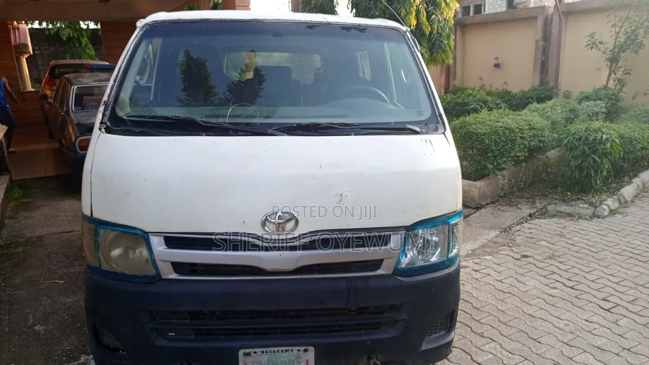 Toyota HiAce 2014 White