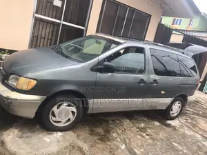 Toyota Sienna 2000 Gray