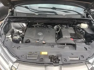 Toyota Highlander SE 4x2 V6 (3.5L 6cyl 8A) 2018 Gray