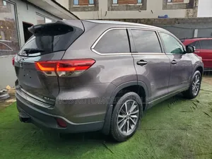 Toyota Highlander XLE 4x4 V6 (3.5L 6cyl 8A) 2018 Gray