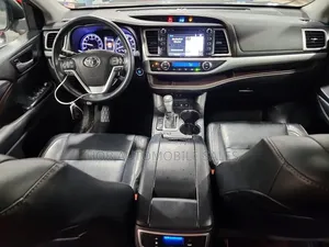 Toyota Highlander XLE 4x4 V6 (3.5L 6cyl 8A) 2018 Gray