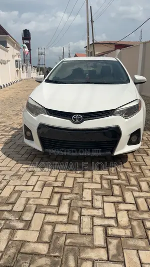 Toyota Corolla LE Plus 4dr Sedan (1.8L 4cyl CVT) 2016 White