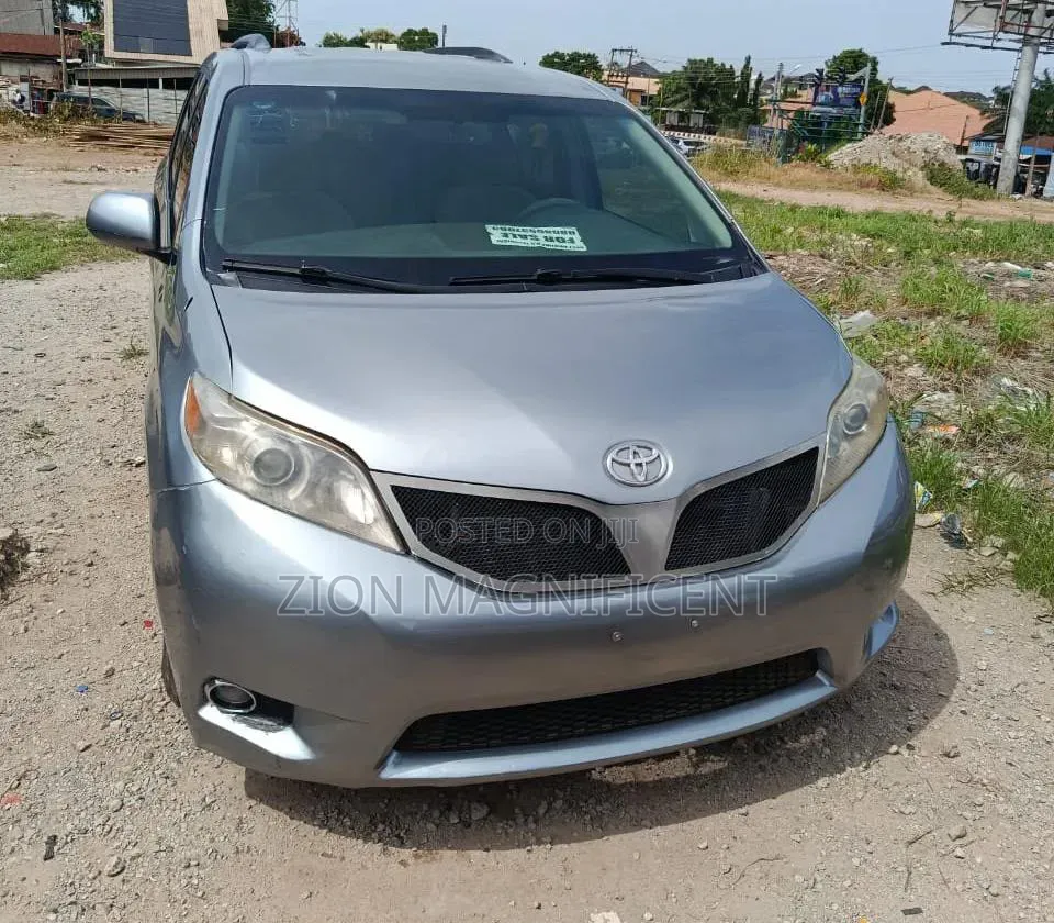 Toyota Sienna 2012 Brown
