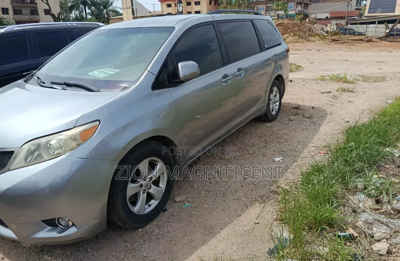 Toyota Sienna 2012 Brown