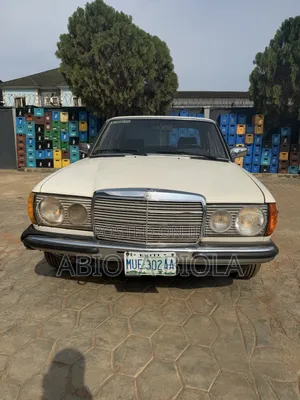 Mercedes-Benz W123 1979 Gold