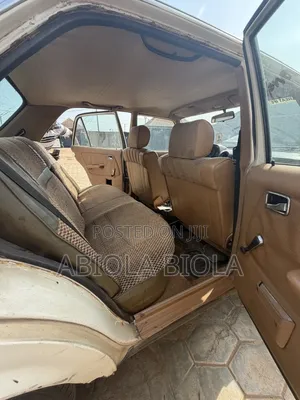 Mercedes-Benz W123 1979 Gold