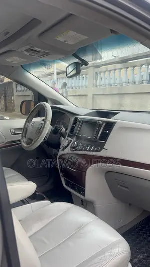 Toyota Sienna XLE 7 Passenger Mobility 2011 Gray