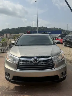 Toyota Highlander LE V6 4x4 (3.5L 6cyl 6A) 2016 Gold