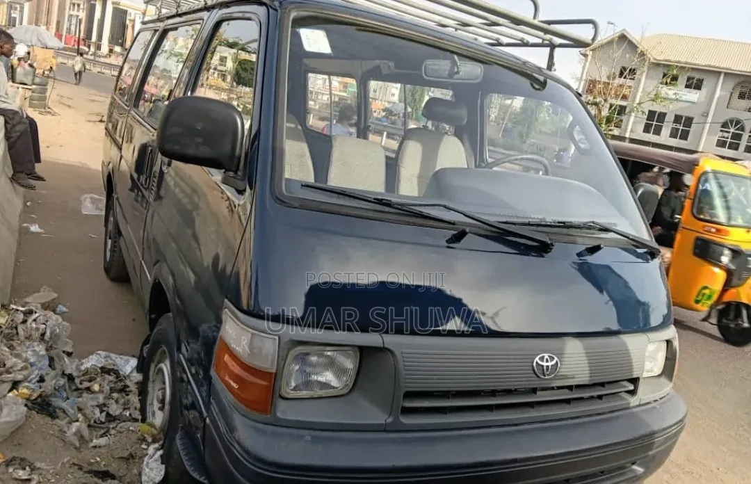 Toyota HiAce 2000 Black