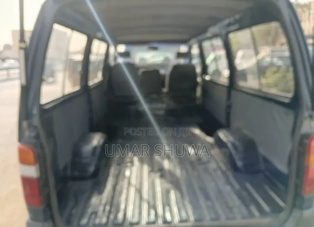 Toyota HiAce 2000 Black