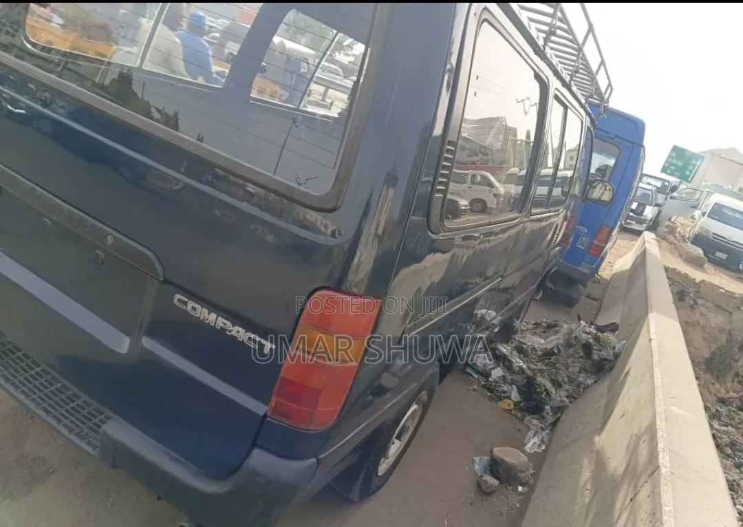 Toyota HiAce 2000 Black