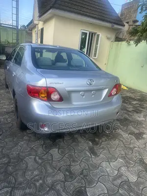Toyota Corolla LE 4dr Sedan (1.8L 4cyl 4A) 2010 Silver