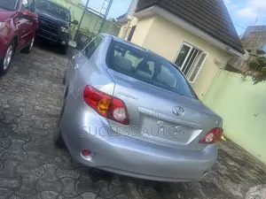 Toyota Corolla LE 4dr Sedan (1.8L 4cyl 4A) 2010 Silver