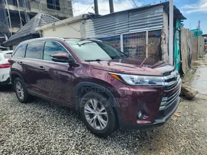Toyota Highlander XLE 4dr SUV AWD (3.5L 6cyl 6A) 2015 Red
