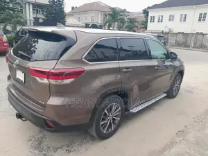 Toyota Highlander XLE 4x4 V6 (3.5L 6cyl 8A) 2017