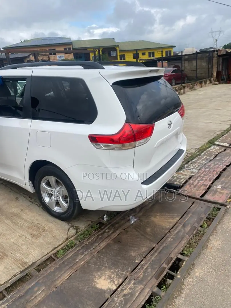 Toyota Sienna 2013 White