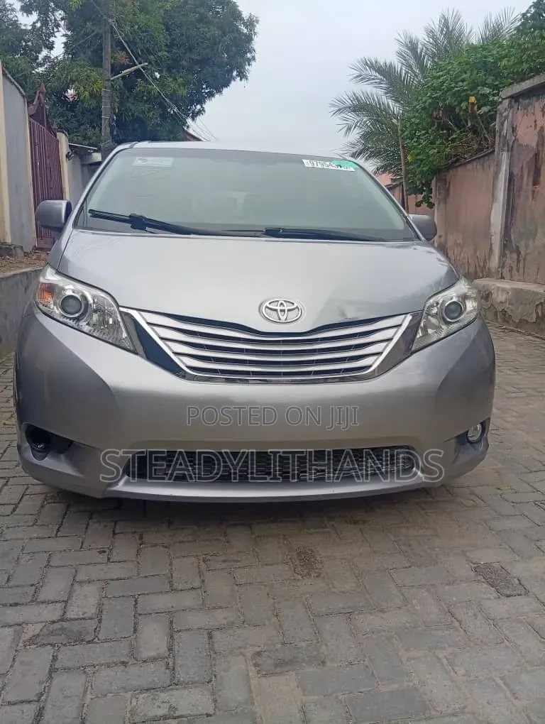 Toyota Sienna 2015 Silver