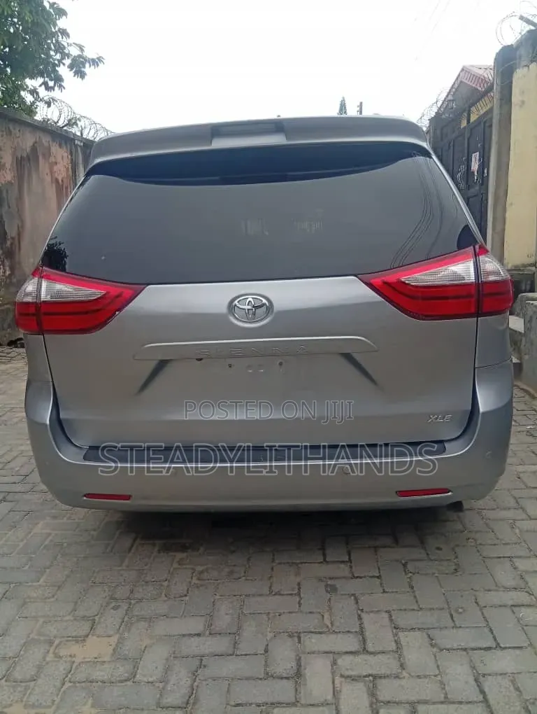 Toyota Sienna 2015 Silver