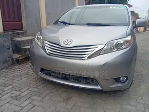 Toyota Sienna 2015 Silver