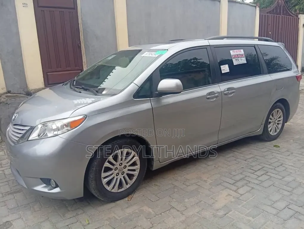 Toyota Sienna 2015 Silver