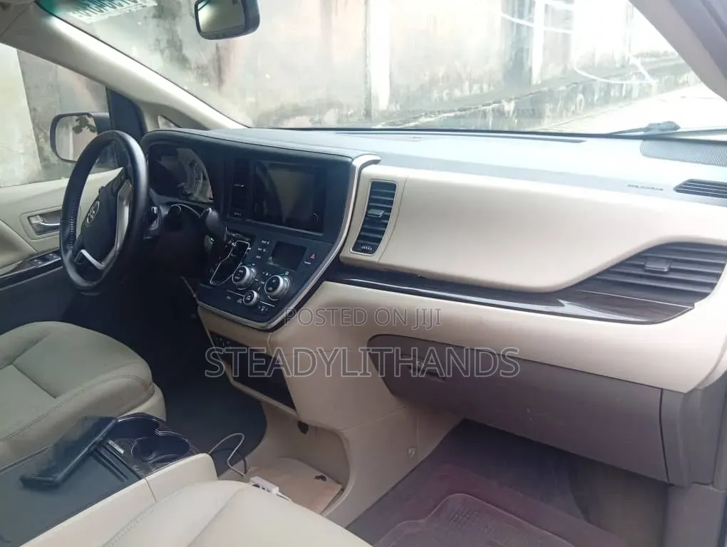 Toyota Sienna 2015 Silver
