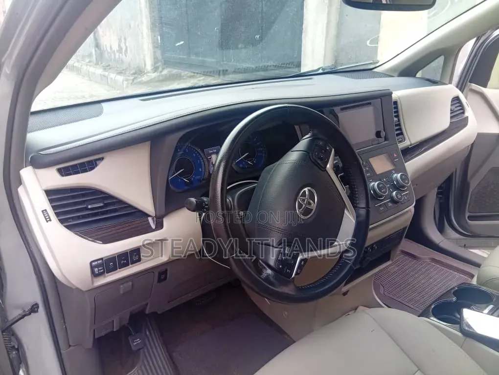 Toyota Sienna 2015 Silver