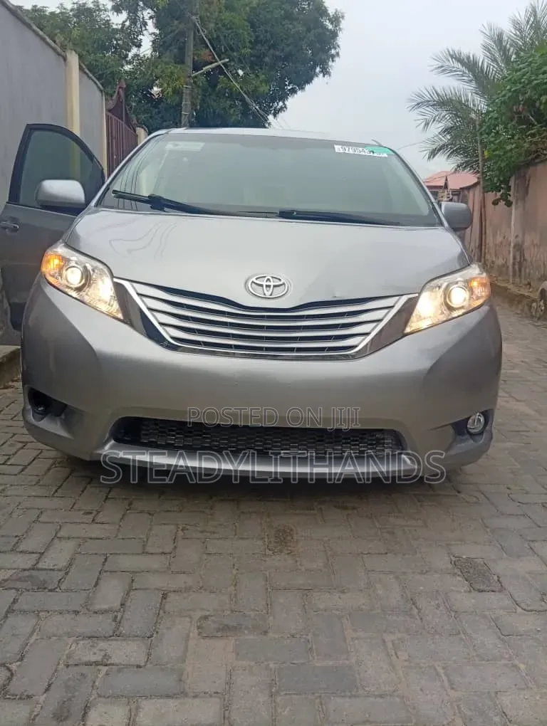 Toyota Sienna 2015 Silver