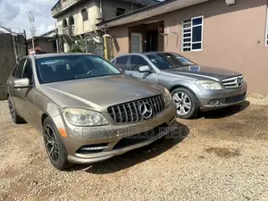 Mercedes-Benz C300 Luxury Sedan AWD (3.0L 6cyl 7A) 2009 Gold