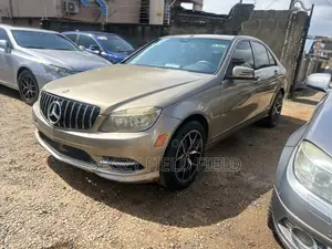 Mercedes-Benz C300 Luxury Sedan AWD (3.0L 6cyl 7A) 2009 Gold
