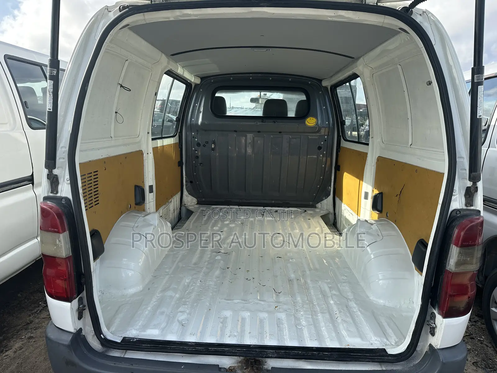Toyota HiAce 2006 White