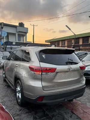 Toyota Highlander 2015 Gold