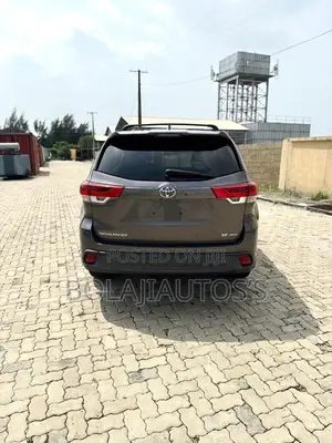 Toyota Highlander SE 4x4 V6 (3.5L 6cyl 8A) 2018 Gray
