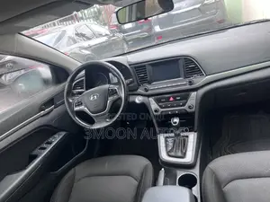 Hyundai Elantra Limited Sedan FWD (2.0L 4cyl 6A) 2017 White