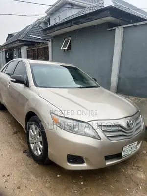 Toyota Camry XLE V6 4dr Sedan (3.5L 6cyl 6AM) 2010 Gold