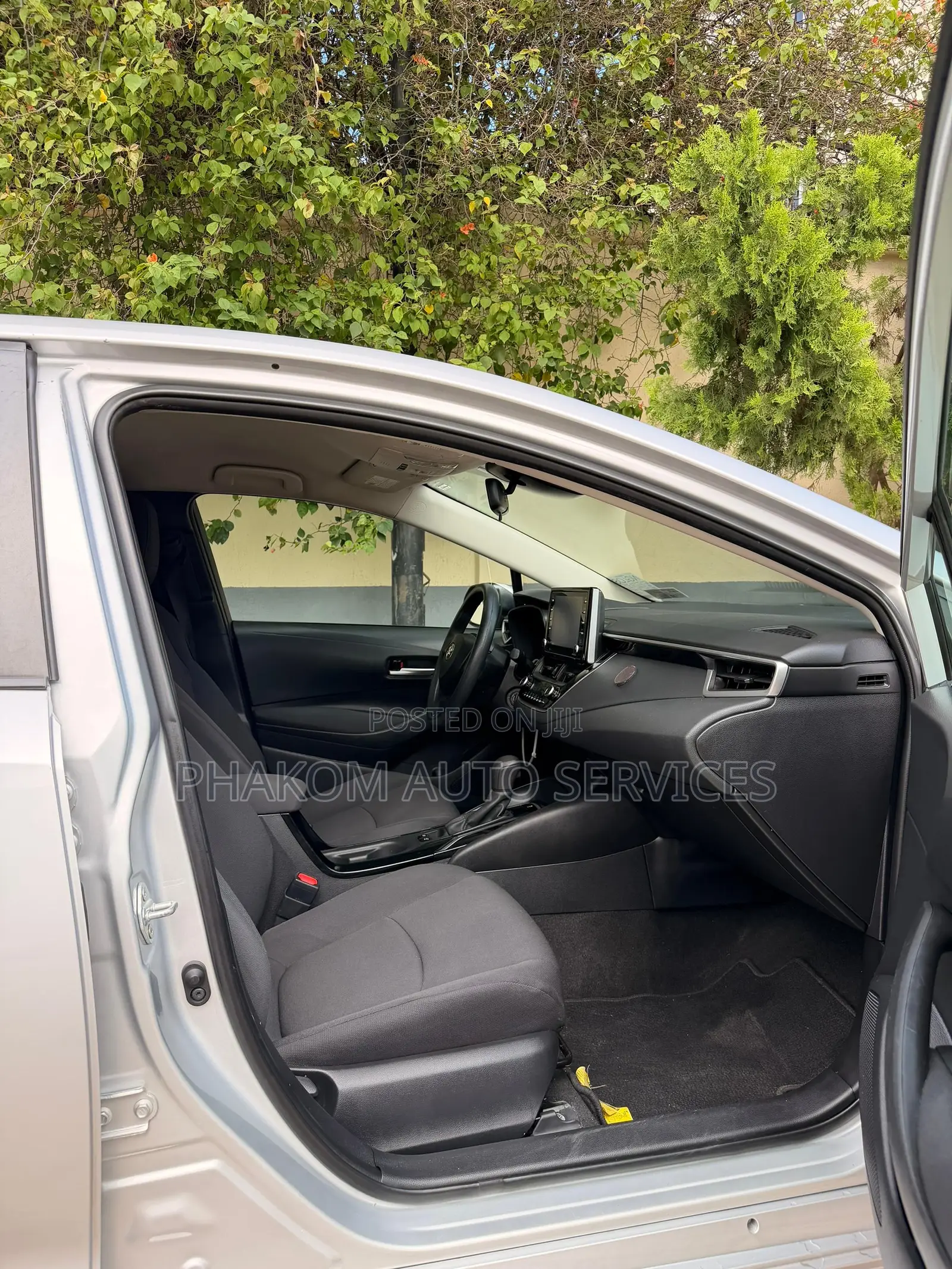 Toyota Corolla LE 2021 Silver