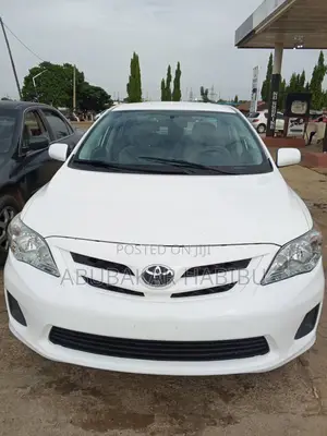 Toyota Corolla LE Special Edition 4dr Sedan (1.8L 4cyl 4A) 2013 White
